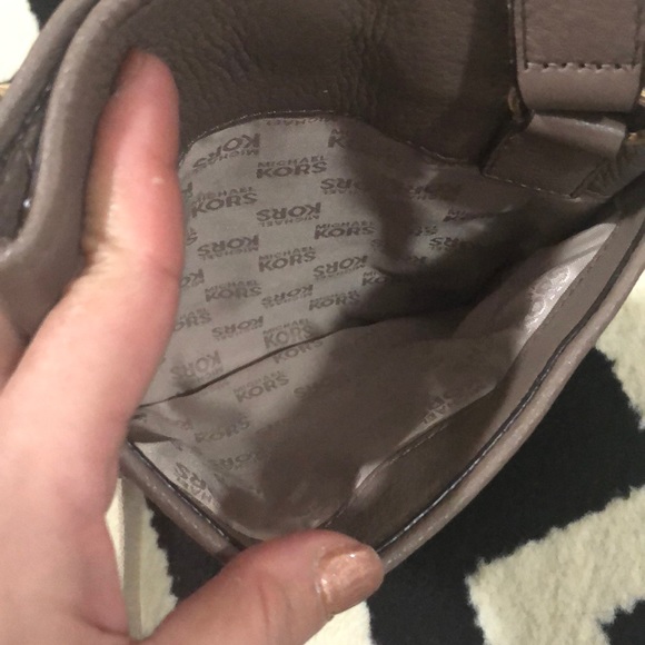 MK MICHAEL KORS Leather Crossbody Bag Purse Tan Beige Brown Gold Logo Adjustable - Picture 3 of 4